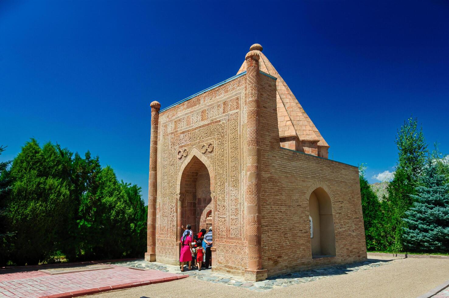 le Aisha-bibi, une mausolée-musée, affiche un emblématique dôme et élaborer terre cuite talent artistique, faire écho le grandeur de 12e siècle karakhanid architecture contre central l'Asie vaste cieux. photo