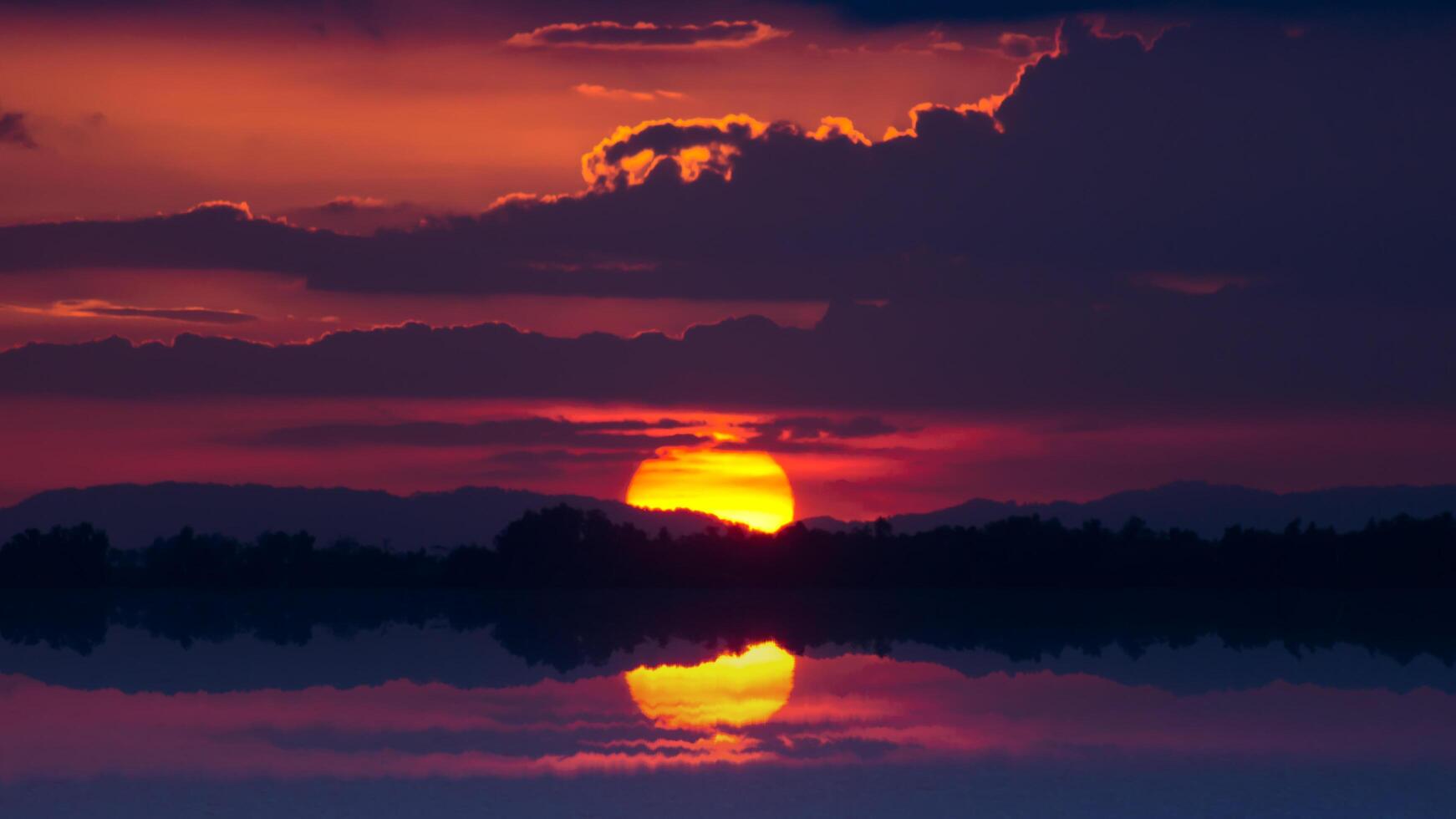 coucher de soleil sur le lac. photo