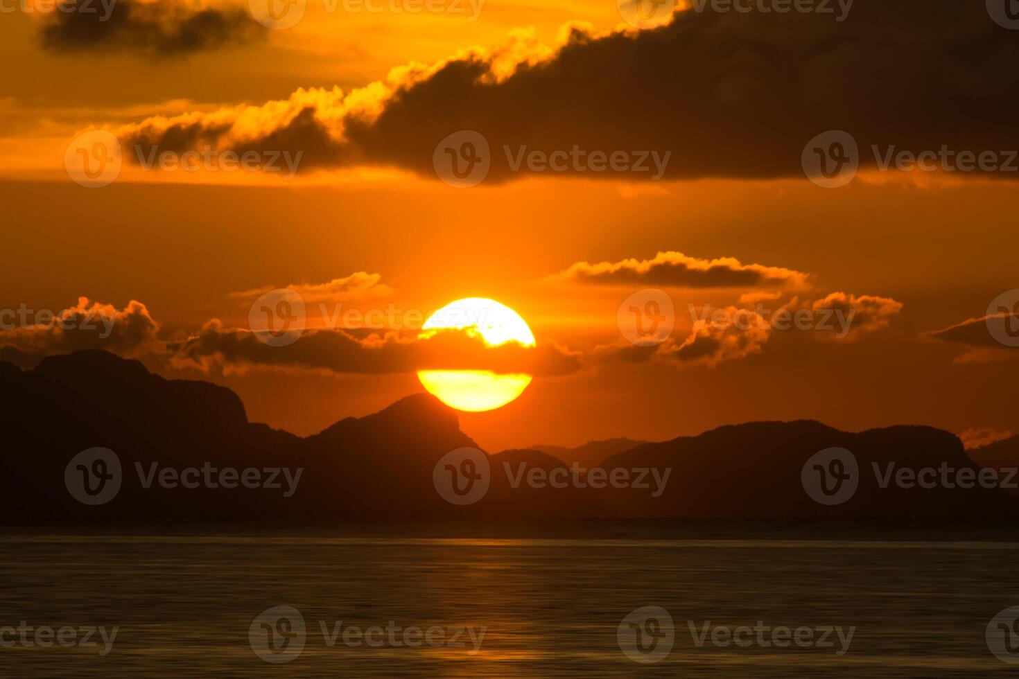 coucher de soleil au bord du lac photo