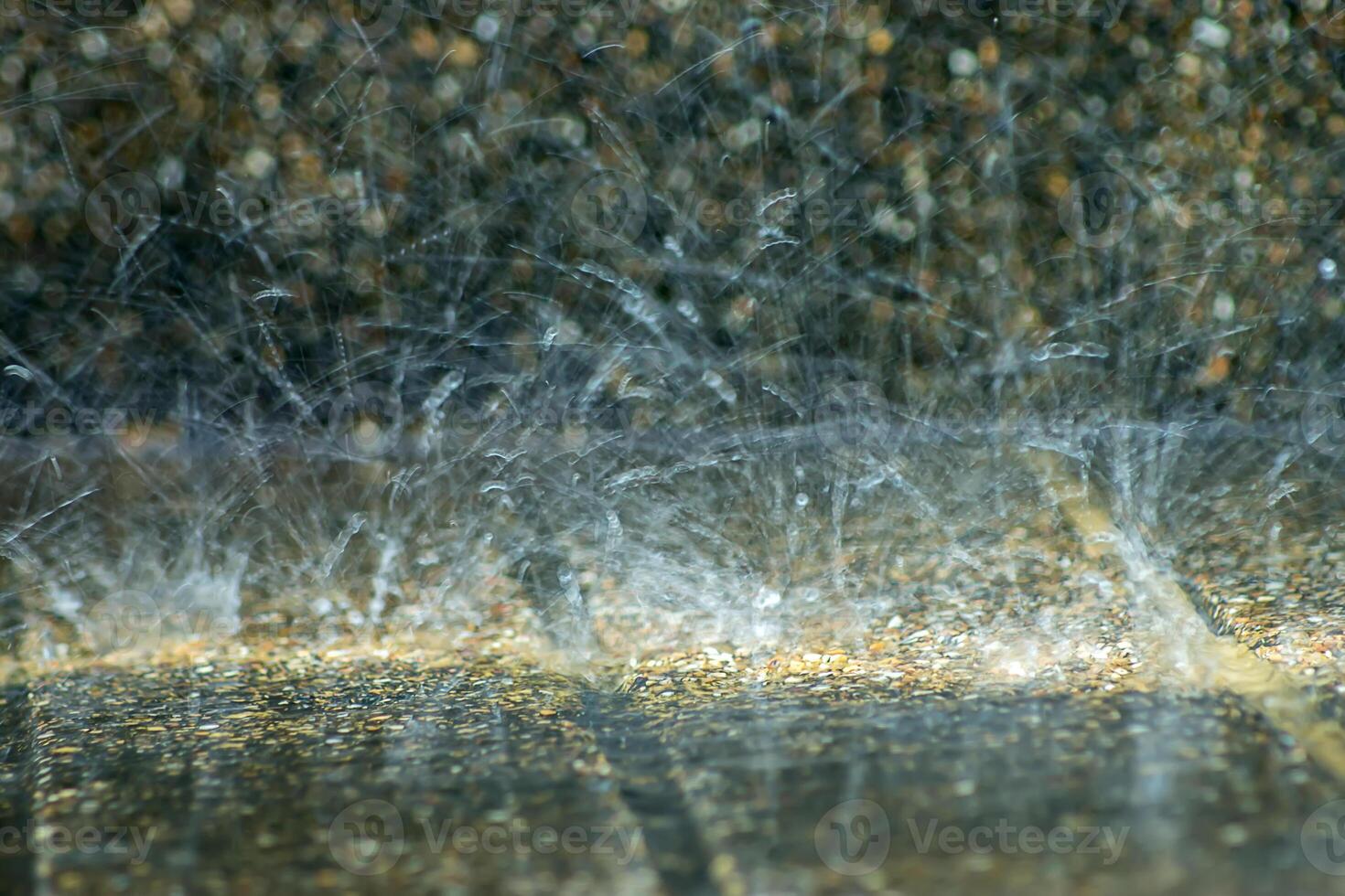 pluie tomber sur le sol dans des pluies saison. photo