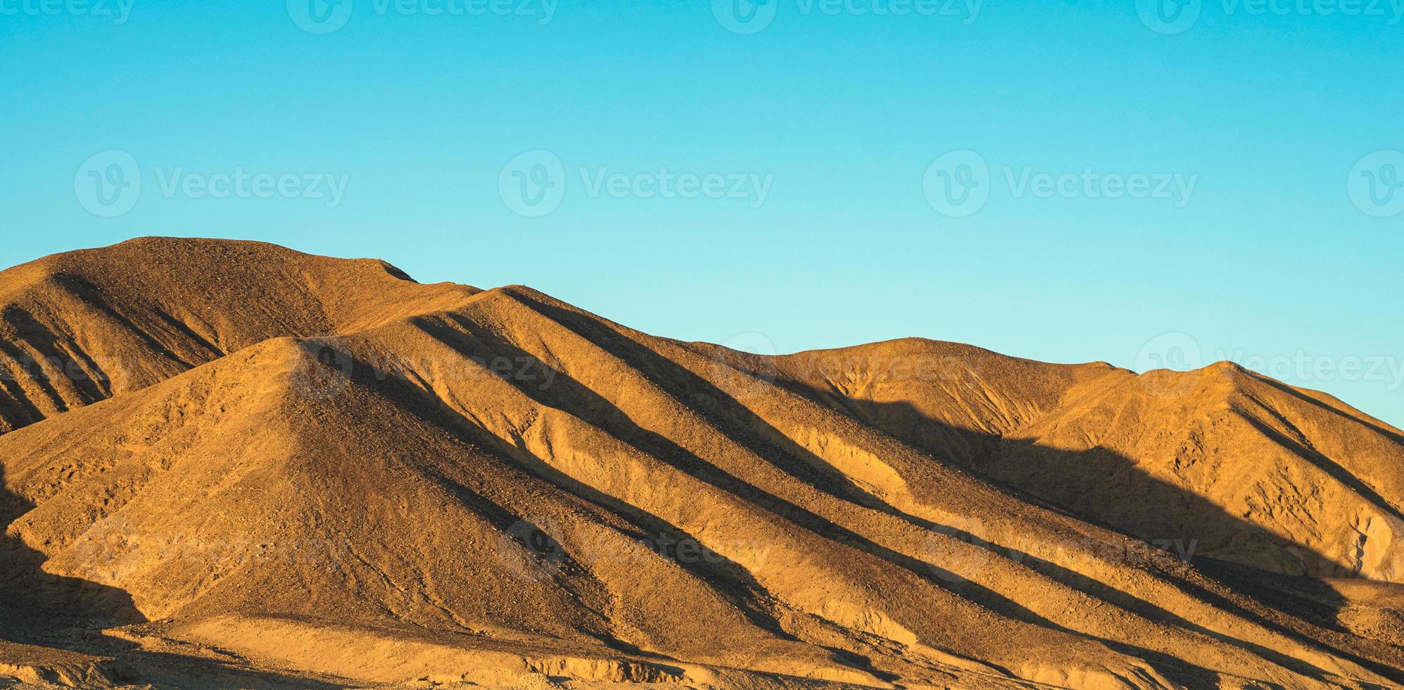 sommets des montagnes dans le désert d'égypte photo