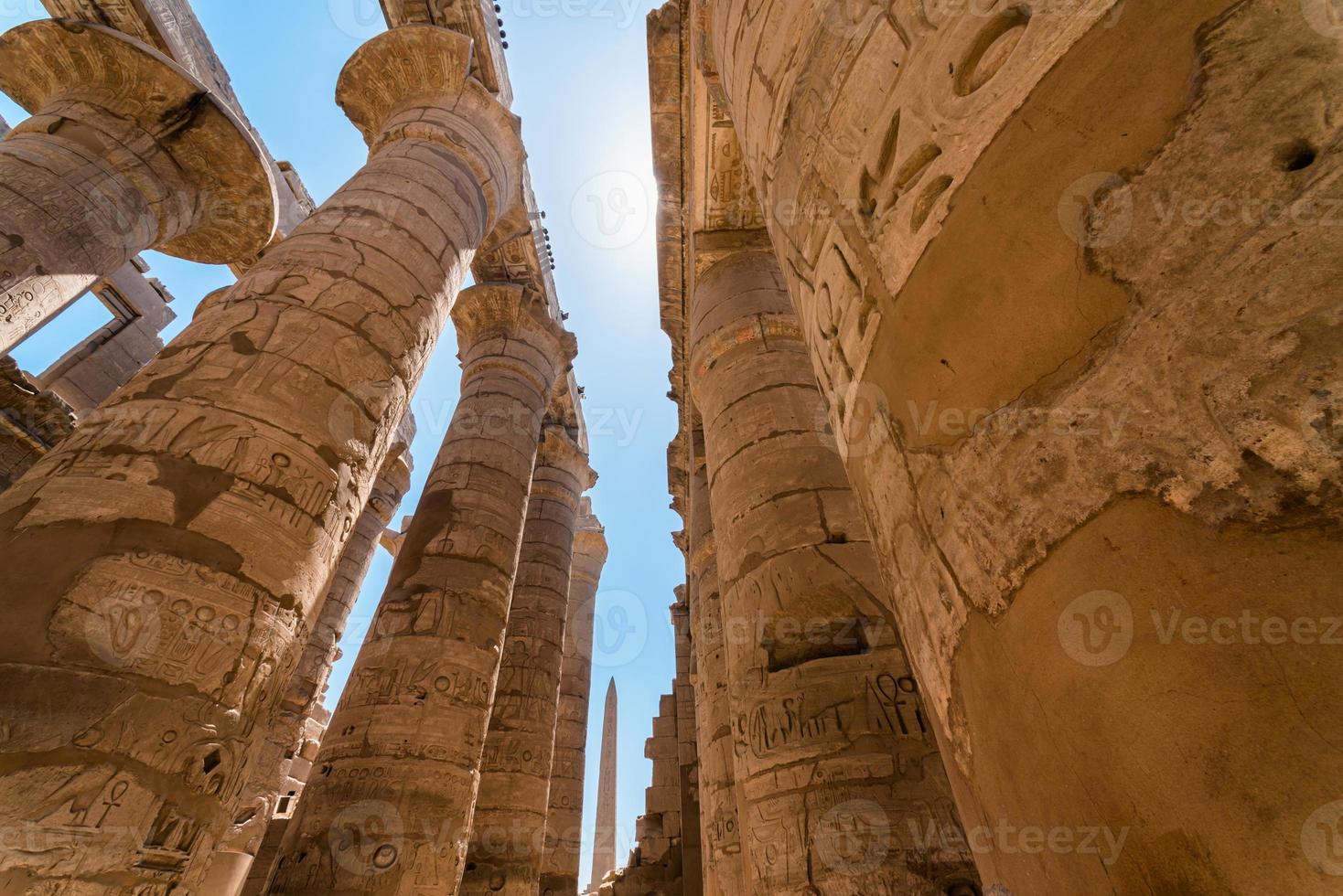 colonnes antiques dans un temple de Karnak à Louxor photo