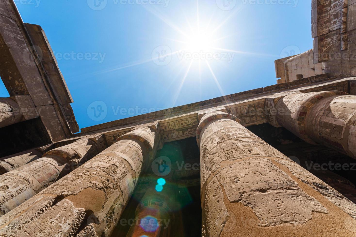 Statue antique dans la salle aux piliers à Louxor en Egypte photo