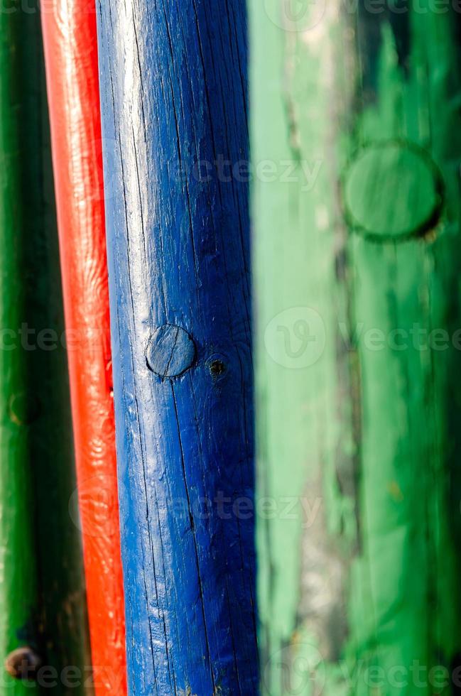 bûches peintes en bois vert et rouge et bleu photo