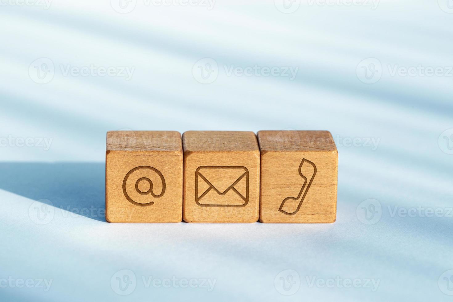 contactez-nous concept. dés en bois avec icône e-mail, courrier et téléphone photo