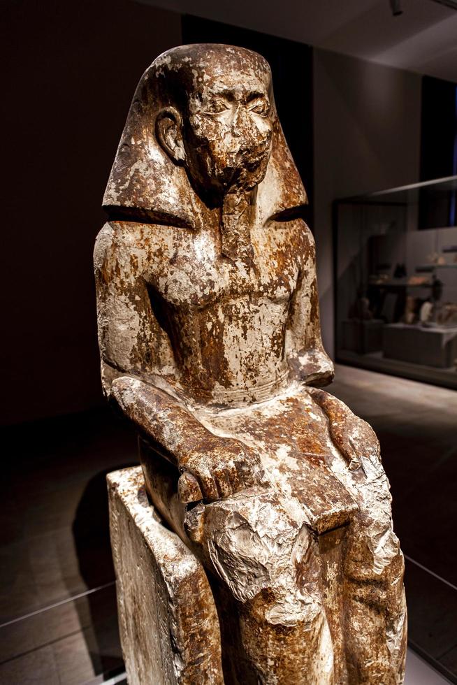 Turin, Italie, 3 juin 2015 - statue du gouverneur Wakha, fils de Neferhotep au Museo Egizio de Turin, Italie. Le musée abrite l'une des plus grandes collections d'antiquités égyptiennes, plus de 30 000 objets. photo