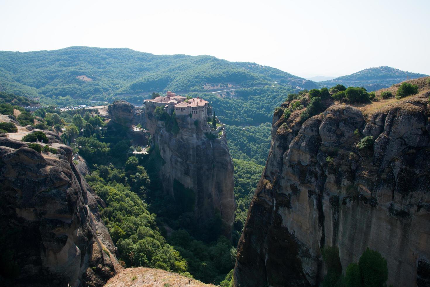montagnes de météores et monastère orthodoxe au sommet d'une colline.grèce photo