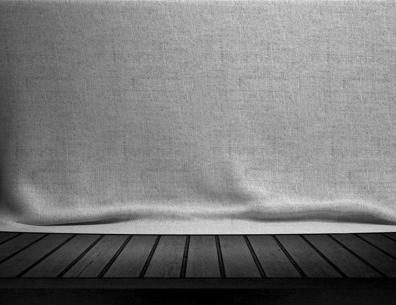 table en bois avec un sac blanc photo