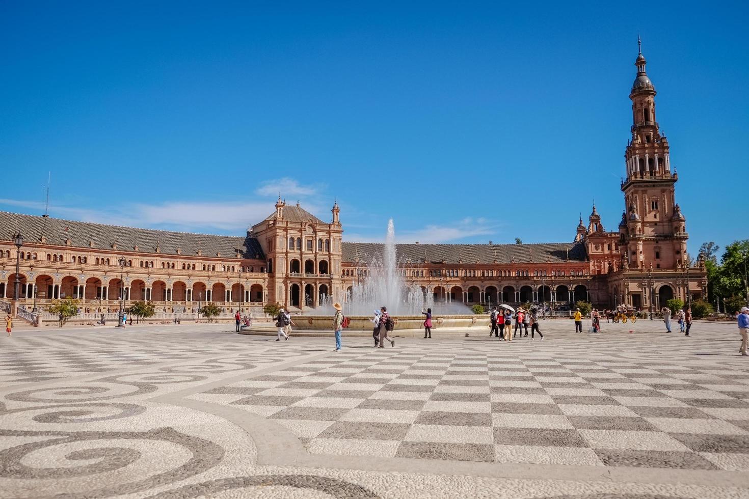 séville espagne, 2017 - touristes se promenant autour de la célèbre ancienne place d'espana. photo