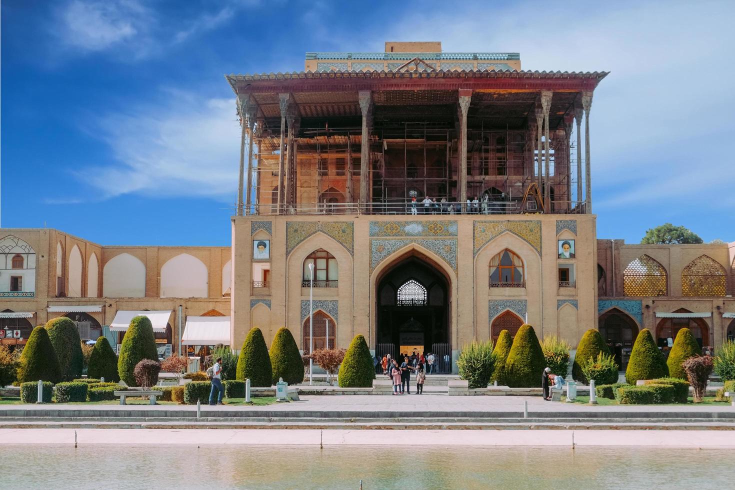 isfahan, iran, 2016 - construction de l'ancien palais historique d'ali qapu sur la place naqsh-e jahan. photo