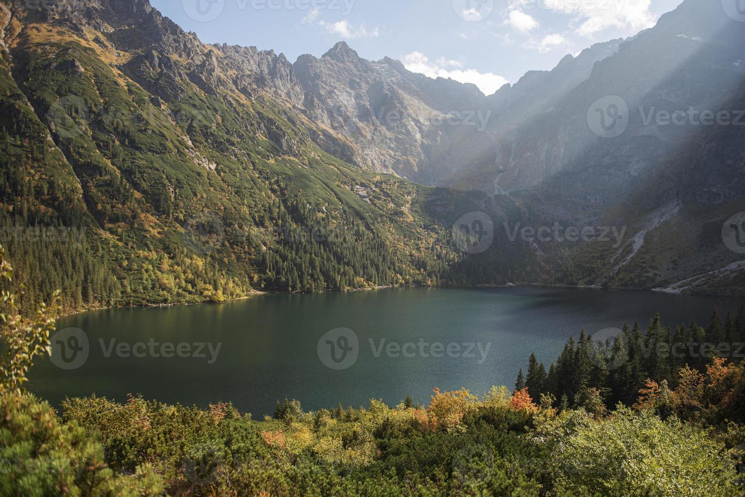 lac morskie oko dans les tatras en pologne. photo