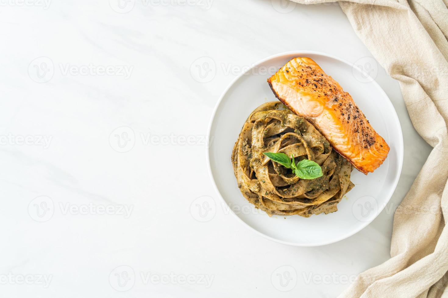 pâtes spaghetti au pesto fettucine avec filet de saumon grillé photo