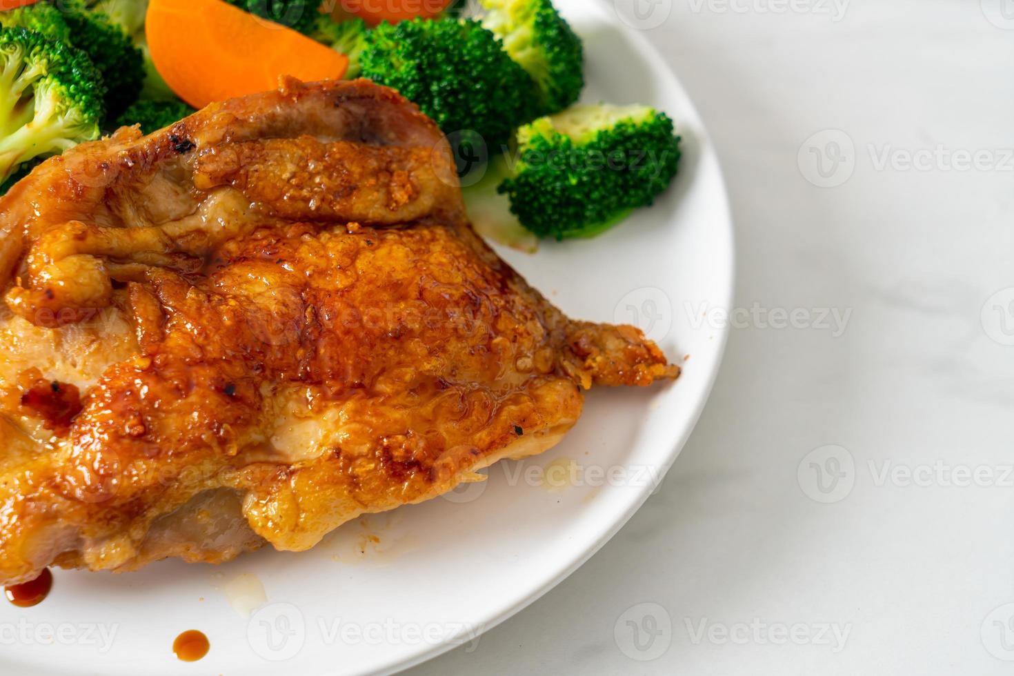 steak de poulet aux brocolis et carottes photo