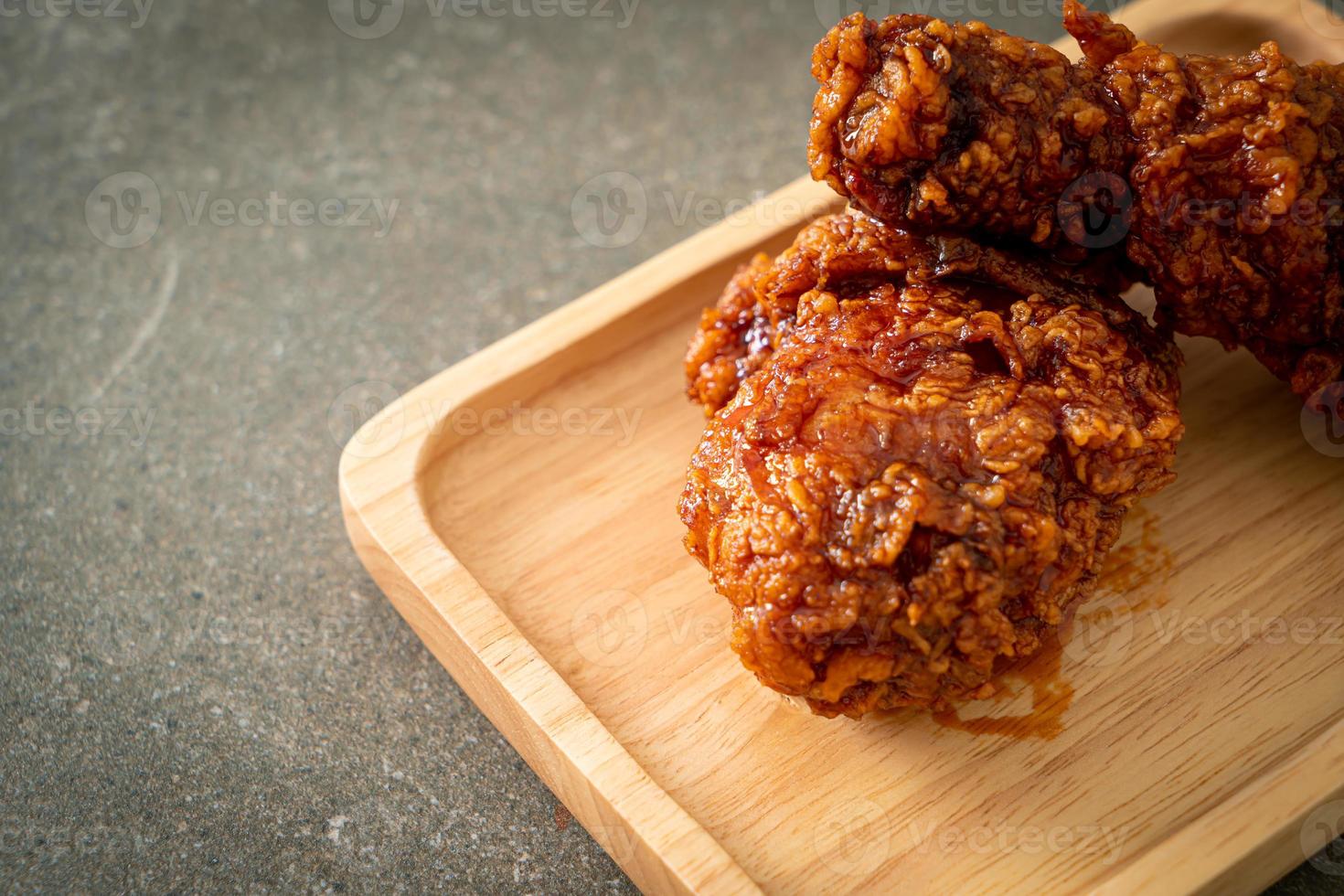 poulet frit avec sauce coréenne épicée photo