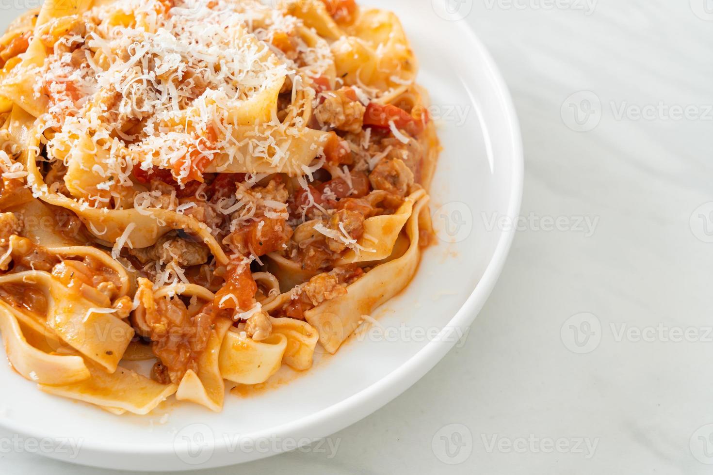 pâtes faites maison fettuccine bolognaise au fromage photo