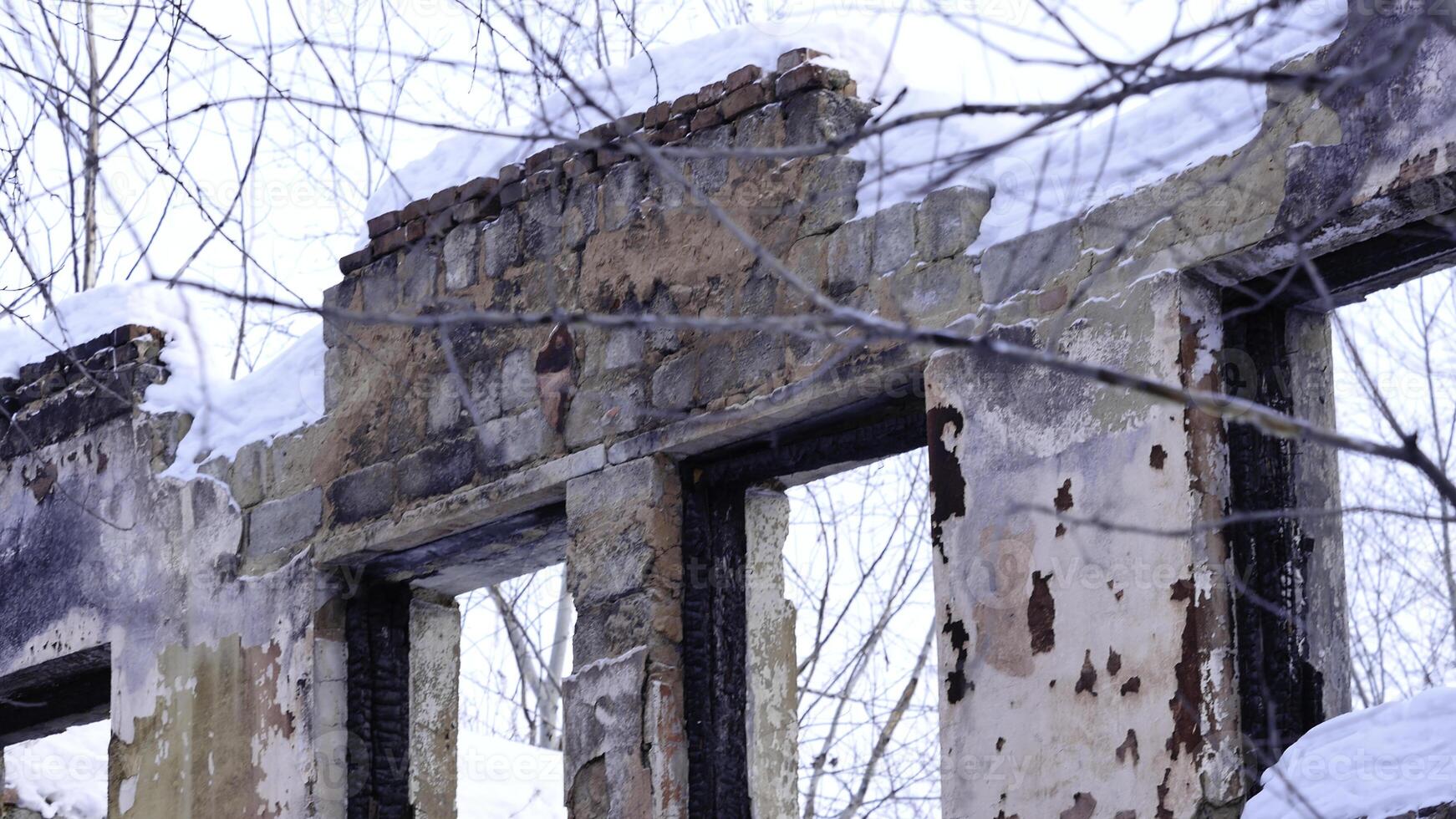 intérieur de ruiné, abandonné administratif, Résidentiel bâtiment après Feu. se ruiner le ruines de un abandonné ruiné maison. comme dépressif Contexte pour débattre conception photo