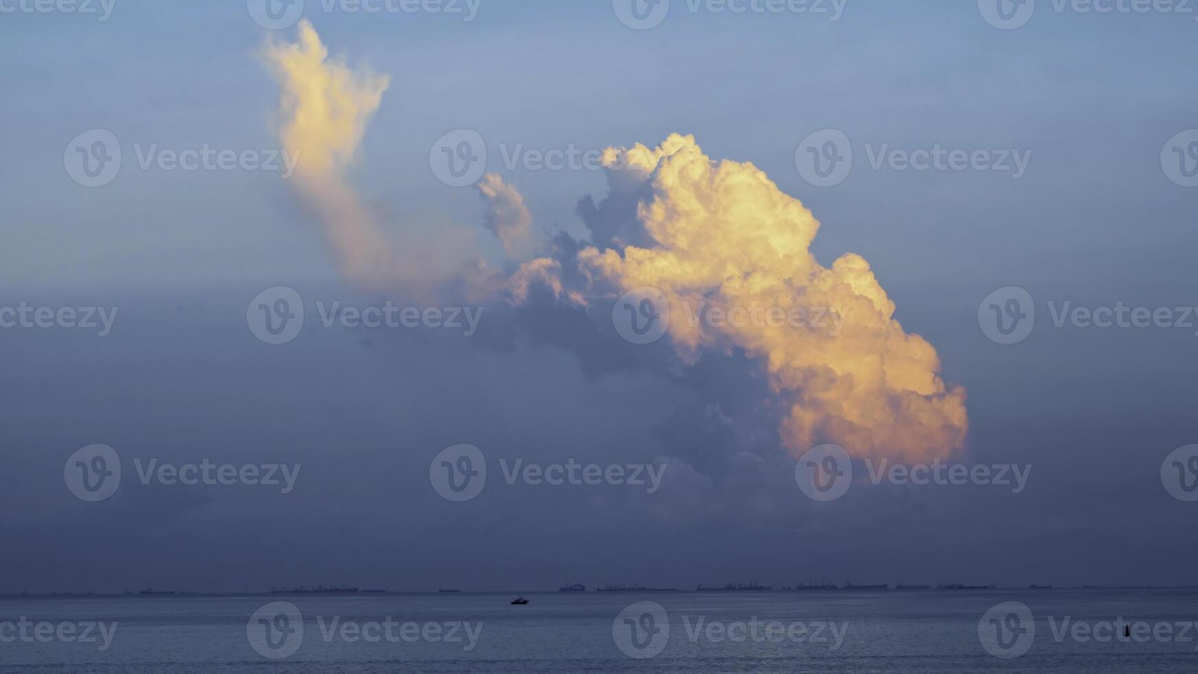 vue de le grand nuage au dessus le mer à le le coucher du soleil. tir. magnifique le coucher du soleil au dessus le mer et blanc des nuages sur le horizon photo