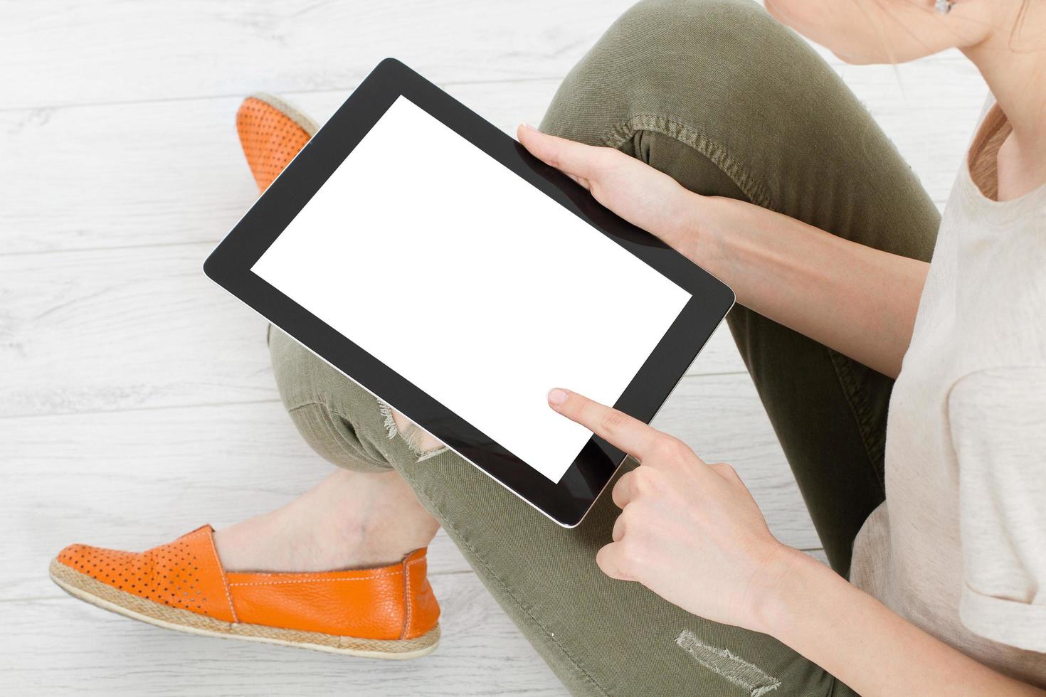 fille assise avec une tablette dans les mains.vue de dessus.mock up.copy space.template.blank. photo