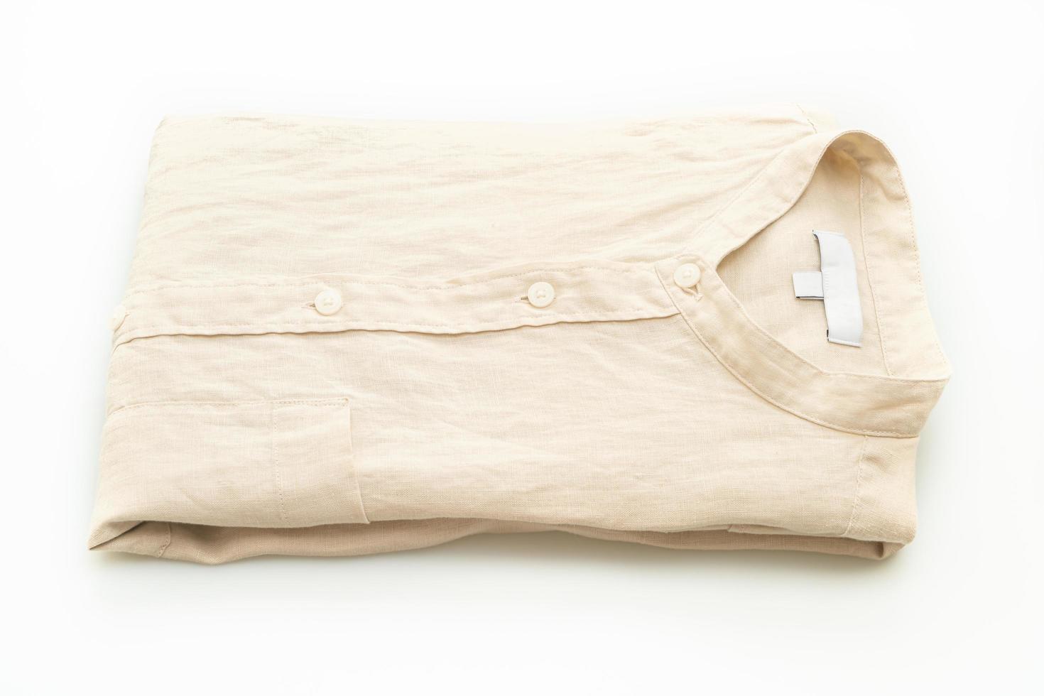 pli de chemise beige sur fond blanc photo