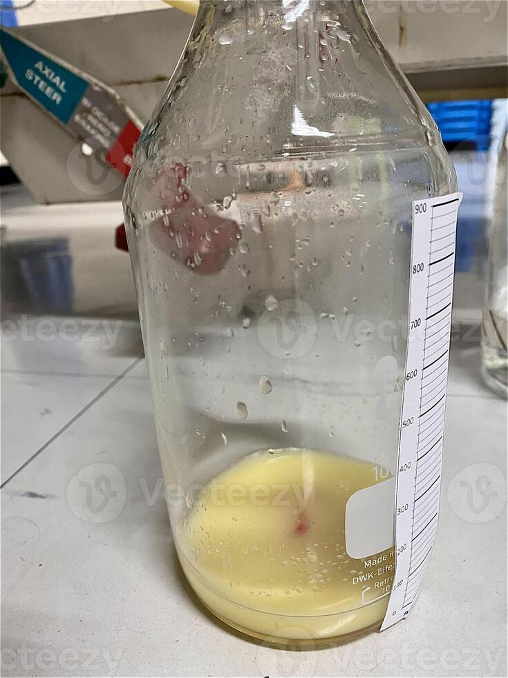 blanc contenu dans le bouteille de médiasterme et péri drainer sont de chylothorax pour médical concept photo