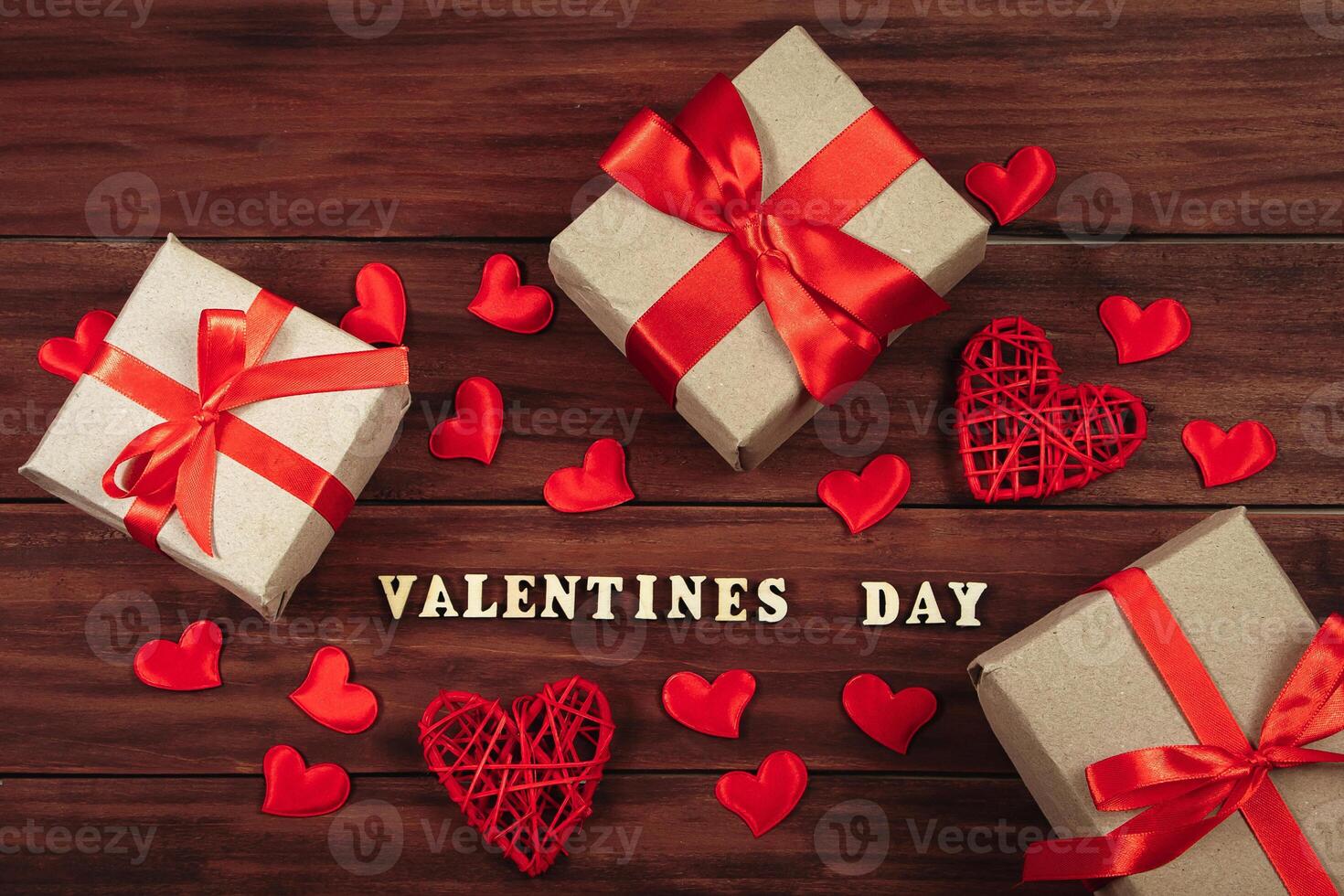 notion de saint valentin. cadeaux en papier kraft avec rubans rouges. photo