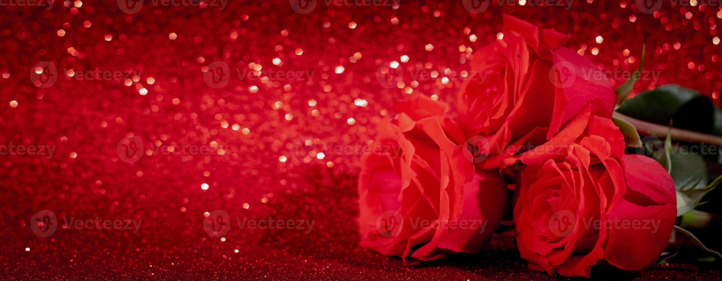 bouquet de rouge des roses sur une brillant bokeh Contexte. la Saint-Valentin journée concept, endroit pour texte. photo