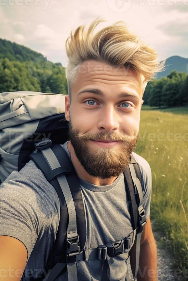 ai génératif Beau caucasien promeneur homme portant sac à dos prise une selfie souriant à le caméra photo