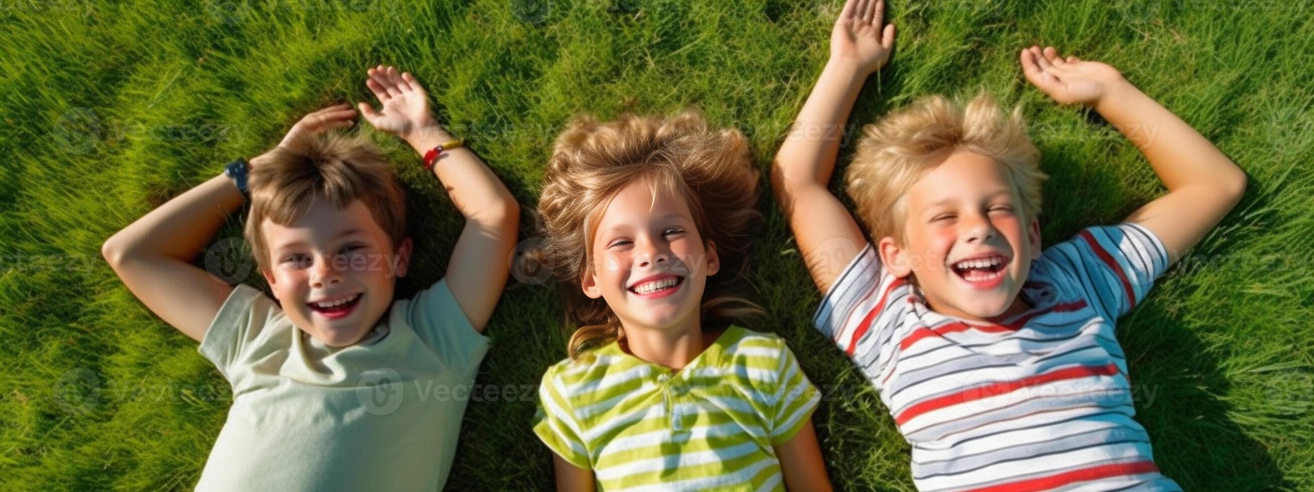 ai génératif Jeune copains ayant amusement dans le parc groupe de content mensonge sur le herbe Extérieur à la recherche à caméra brillant filtre photo