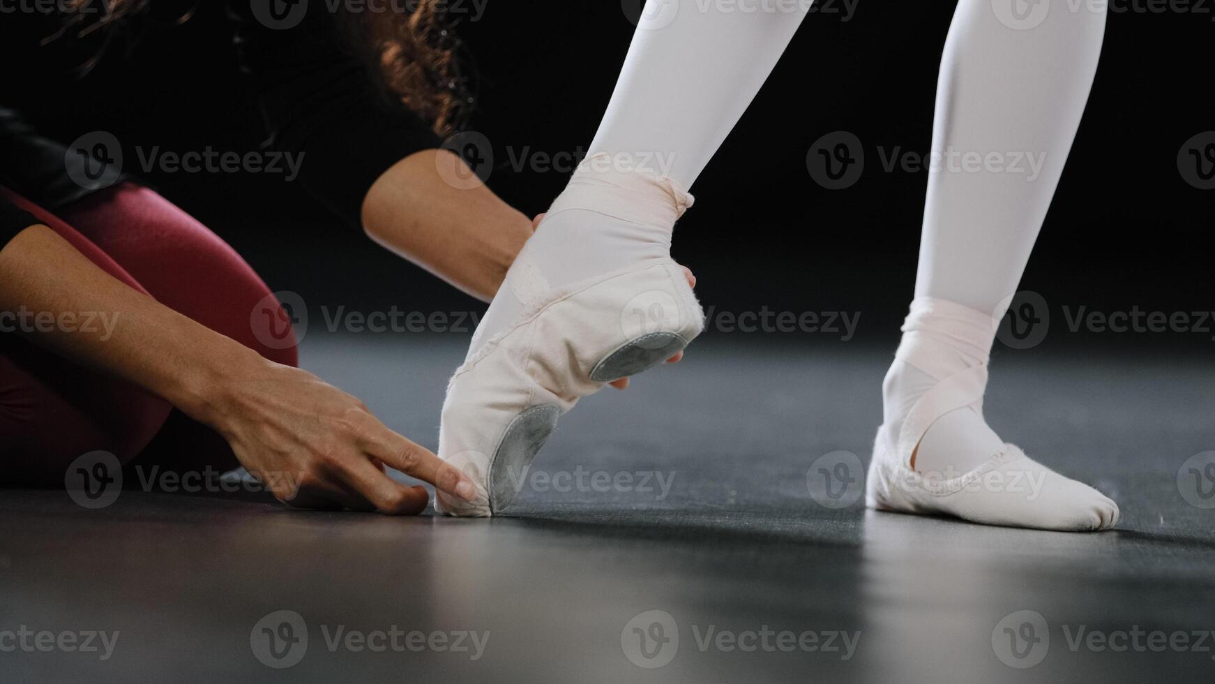 méconnaissable femme entraîneur prof enseigne portion fille ballerine à supporter sur pointe des chaussures faire classique jambe postes dansant ballet leçon avec individuel entraîneur pied élongation Danse classe entraine toi photo