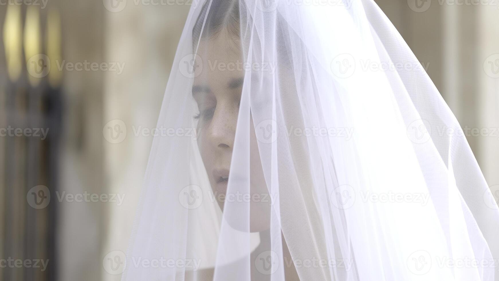 fermer de la mariée avec voile et blanc tenue. action. magnifique délicat détails de de la mariée tenue. blanc voile sur Jeune la mariée photo