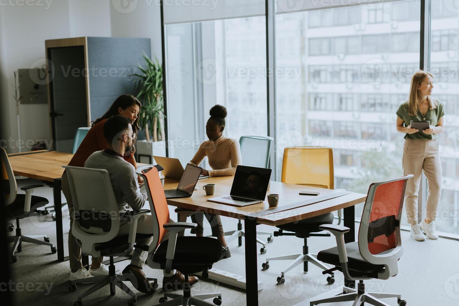 Jeune Multi-éthnique Commencez équipe travail dans le moderne Bureau photo