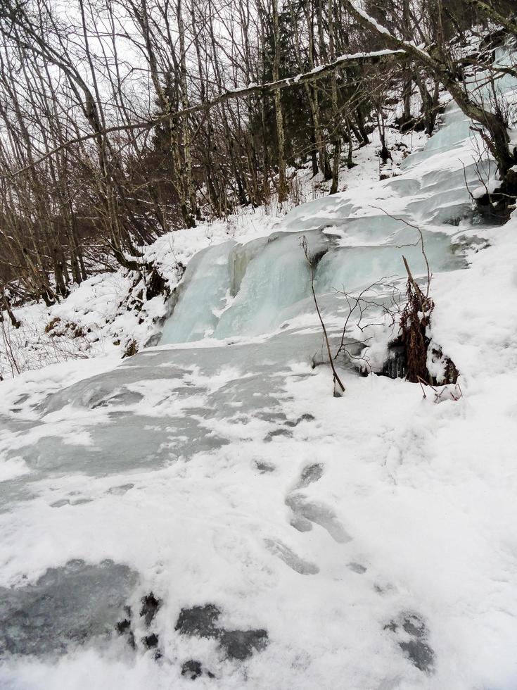 cascade gelée et glaçons, beau paysage en norvège. photo