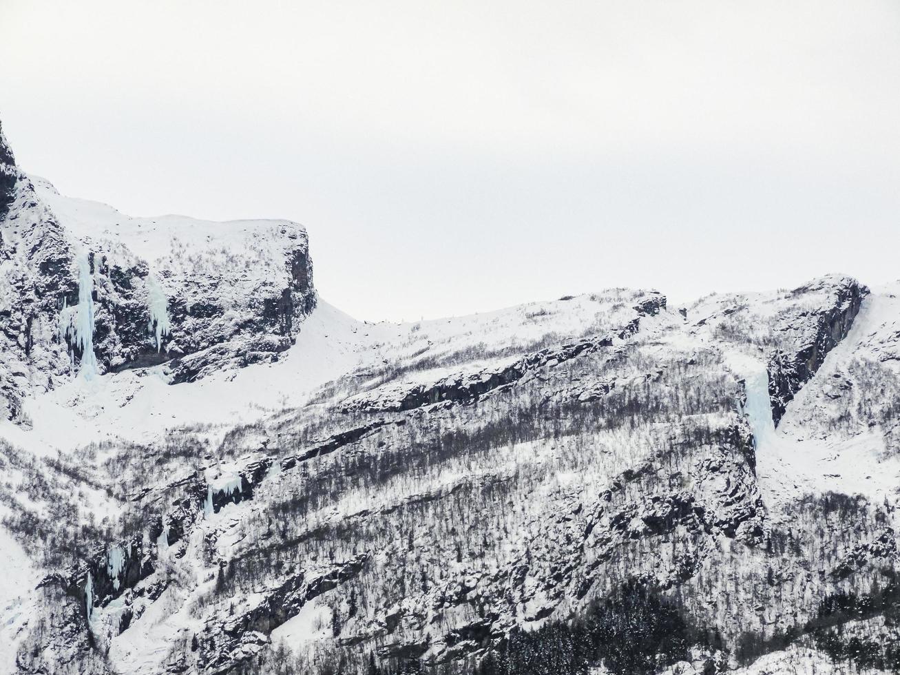 cascade gelée et glaçons, beau paysage en norvège. photo