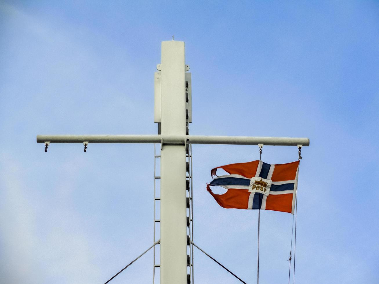 drapeau norvégien sur le ferry fjord1 fylkesbaatane en norvège. photo