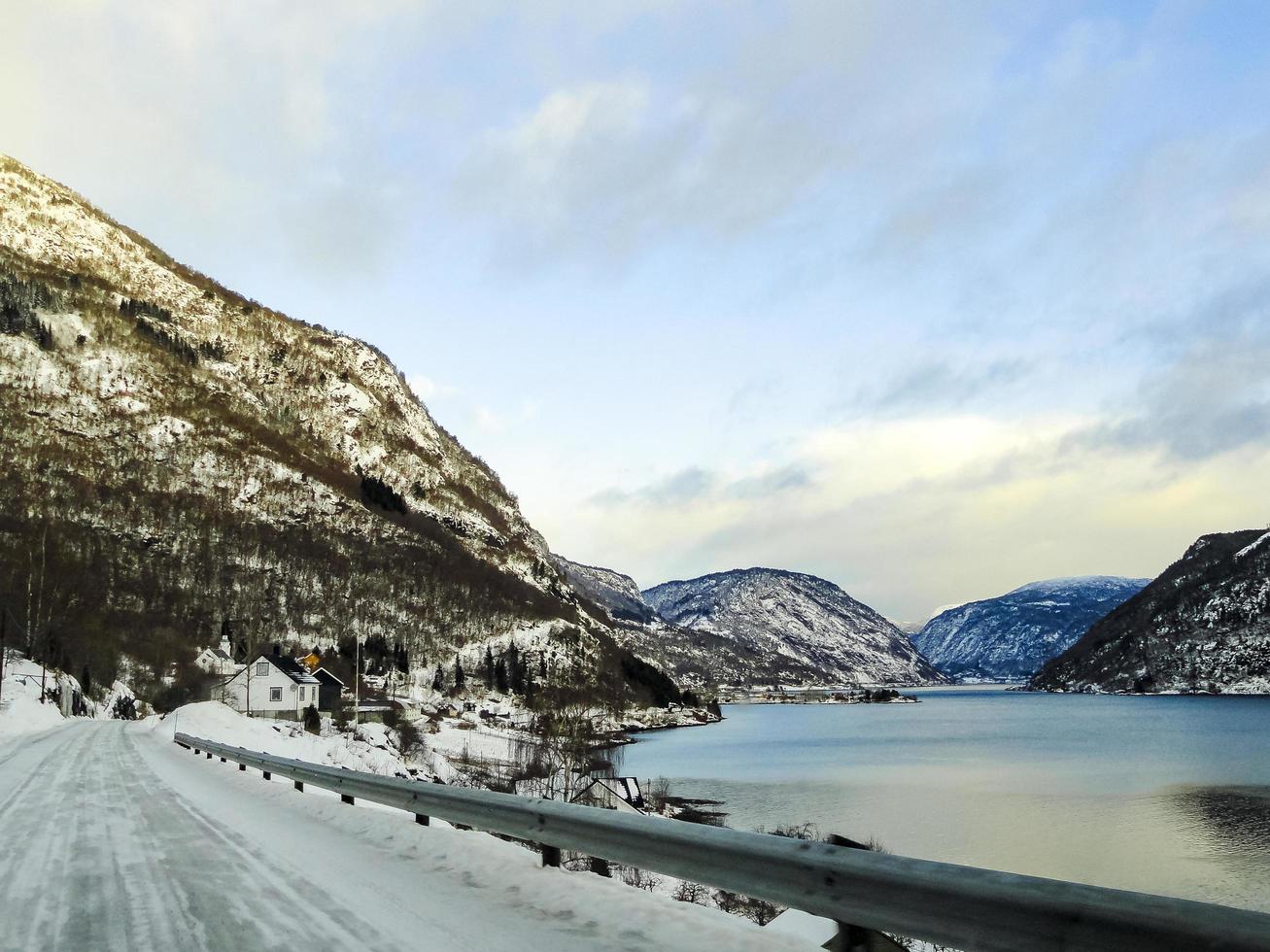 conduite au lever du soleil par le fjord sur la glace noire, norvège. photo