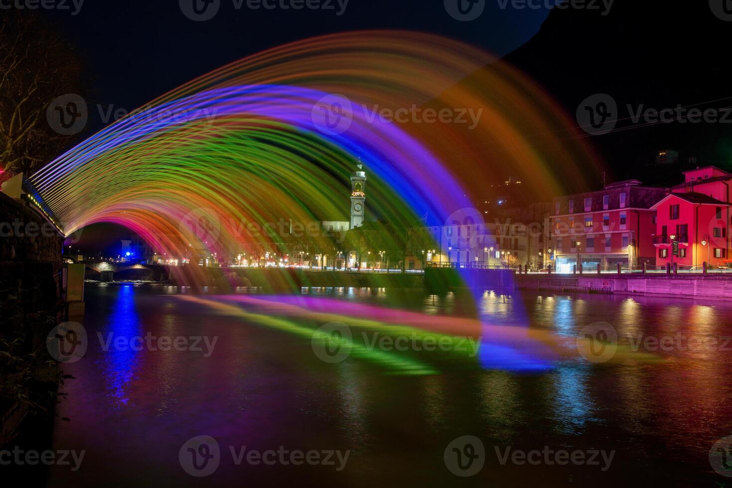 l'eau jets illuminé avec coloré les lampes photo