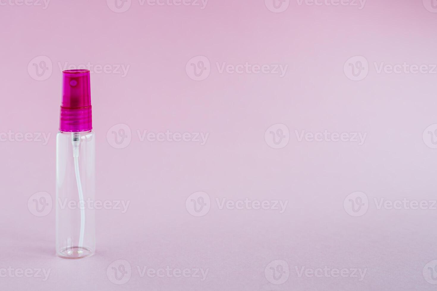 transparent verre parfum et cosmétique vaporisateur bouteille photo