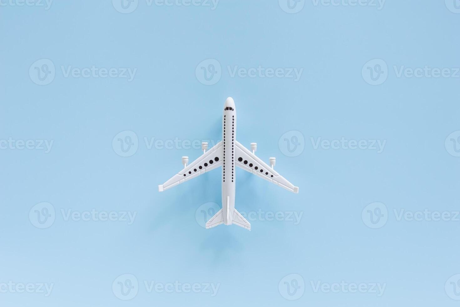 blanc avion modèle sur bleu Contexte photo
