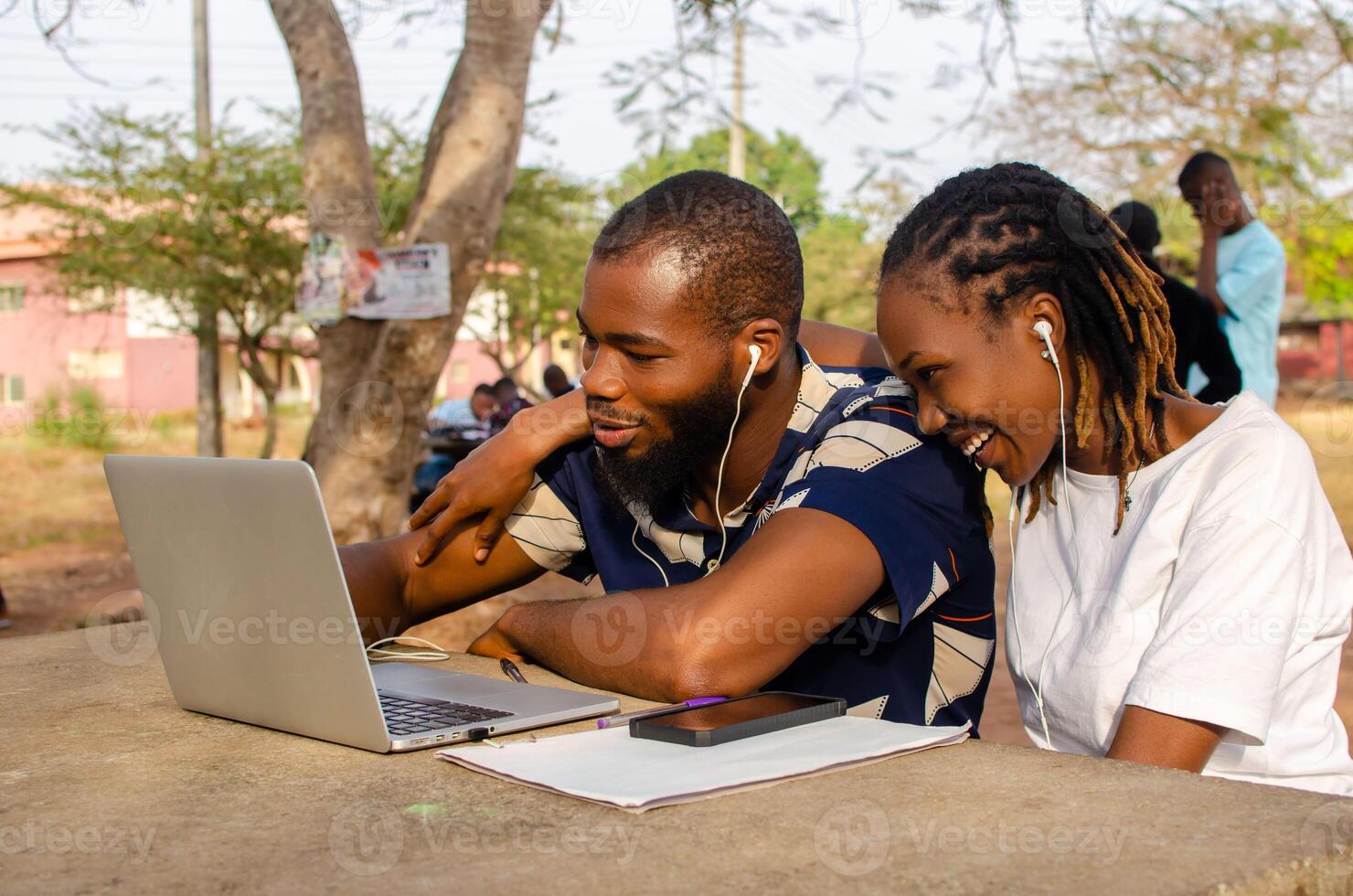 surexcité les jeunes souriant à quoi elles ou ils vu sur leur portable photo