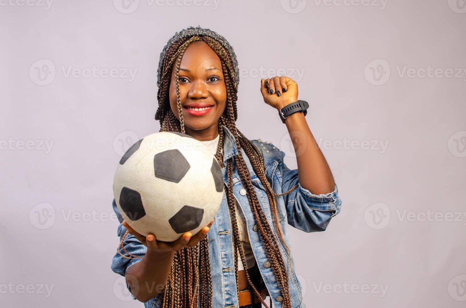 Jeune athlétique fille souriant en portant une football Balle photo