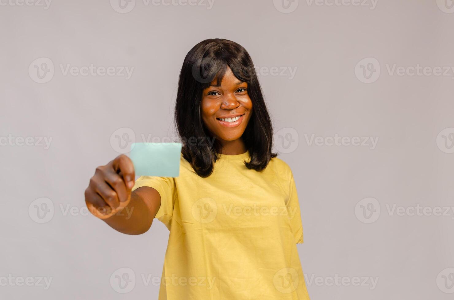souriant affaires femme tenir blanc crédit carte. isolé portrait. photo