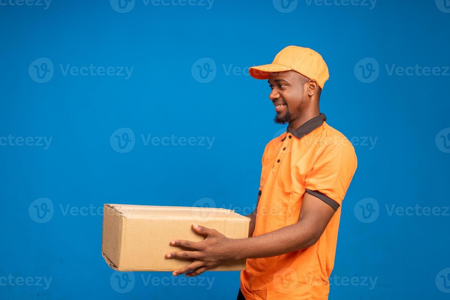 Beau africain homme sentiment excité comme il points le livraison paquet photo