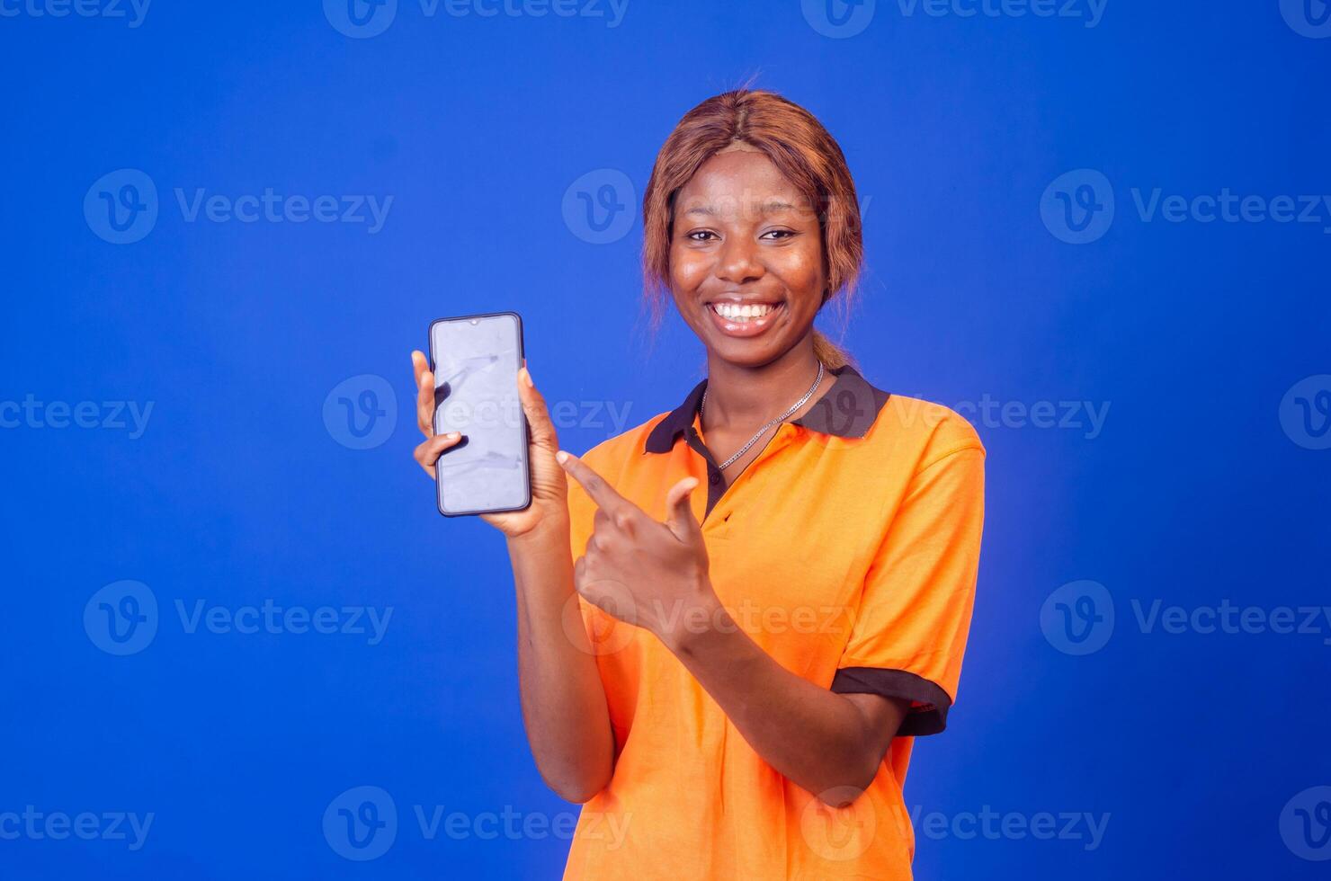 magnifique noir fille spectacles sa téléphone écran tandis que sentiment content et excité, La publicité concept, concentrer sur sa téléphone écran photo