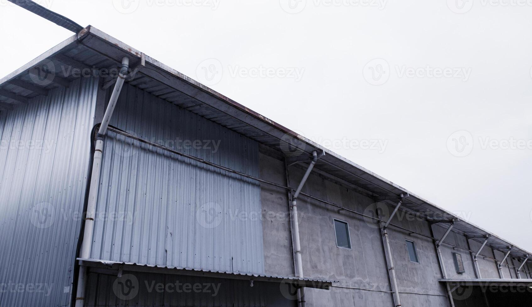 industriel bâtiment avec acier toit construction photo