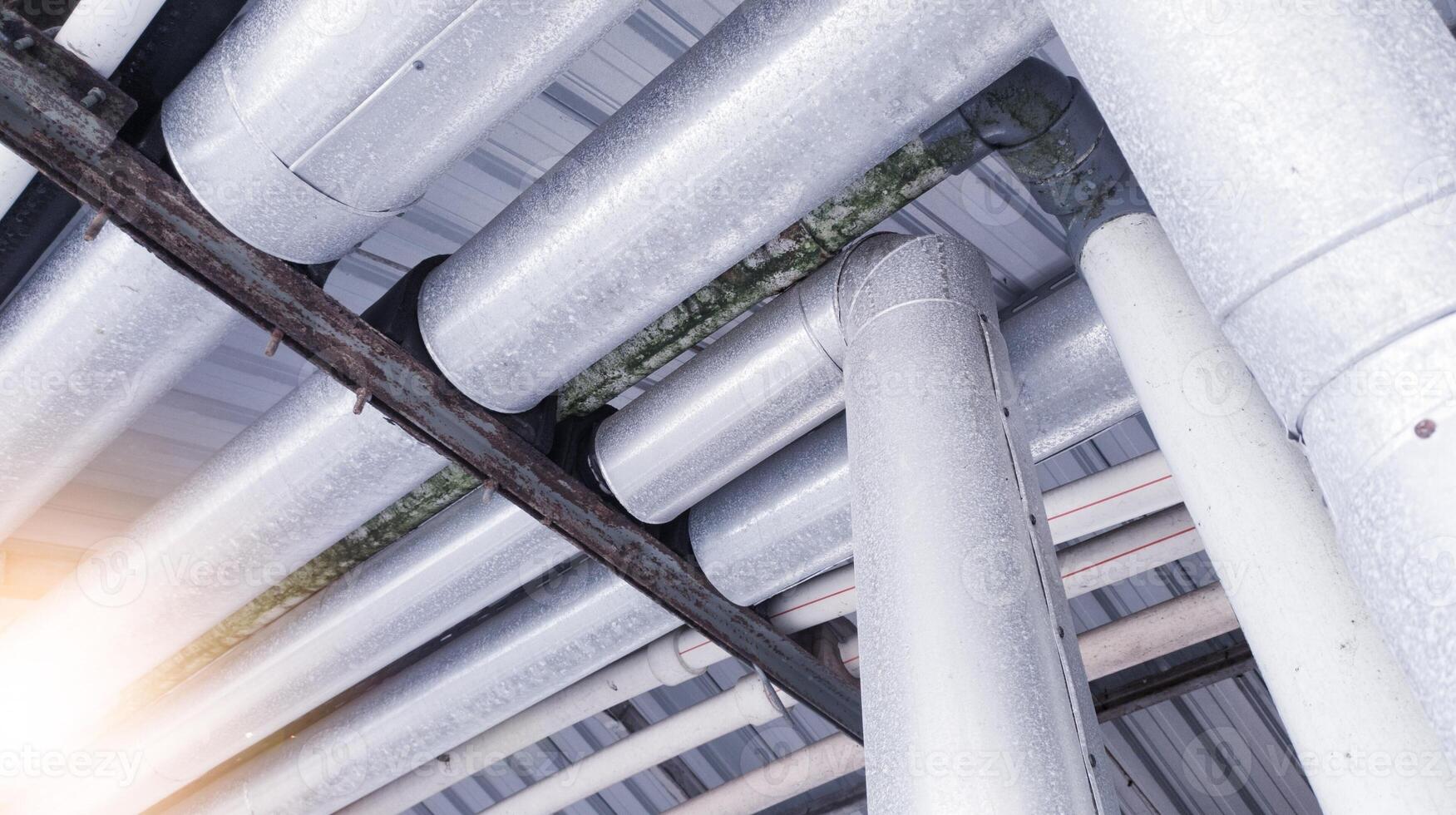 industriel tuyau refroidisseur et Chaudière HVAC chauffage ventilation air conditionnement système et passepoil ligne de le toit bâtiment à refroidisseur pompe système dans le refroidissement usine. photo