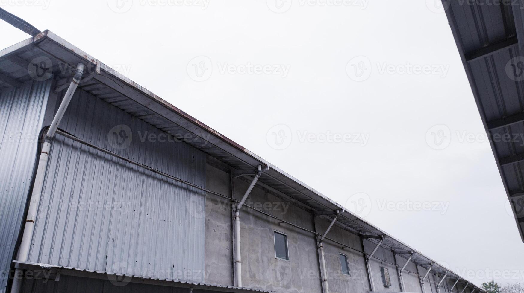industriel bâtiment avec acier toit construction photo