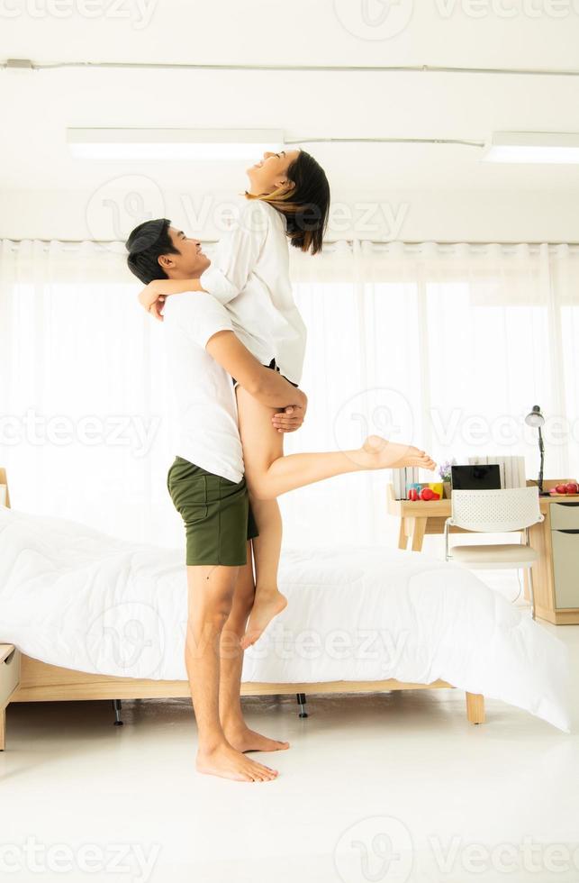 les couples sont heureux de se détendre dans la chambre blanche photo