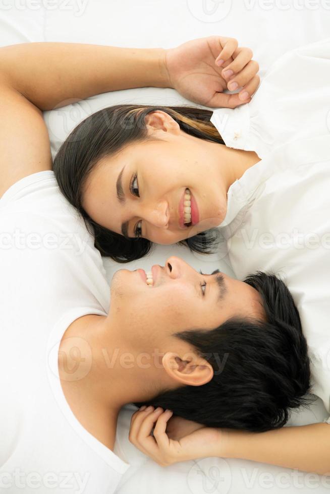 les couples sont heureux de se détendre dans la chambre blanche photo