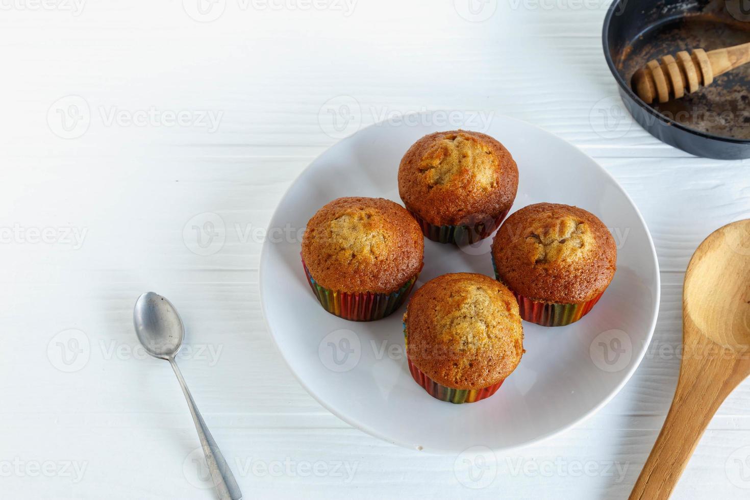 Menu de cupcakes faits maison sur une table en bois blanc photo