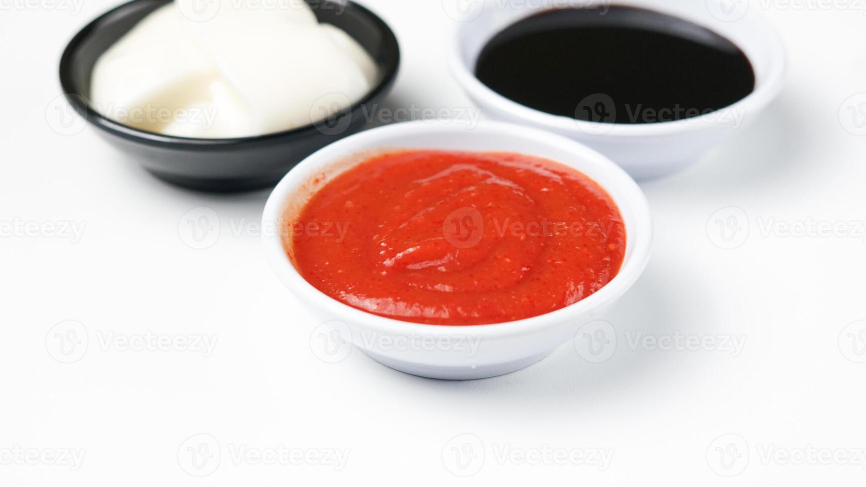 Trois sauces ketchup Mayonnaise, sucré soja sauce et le Chili sauce dans noir bol isolé sur blanc Contexte photo